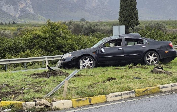 SELÇUK'TA KAYGAN YOLDA ZİNCİRLEME TRAFİK KAZASI