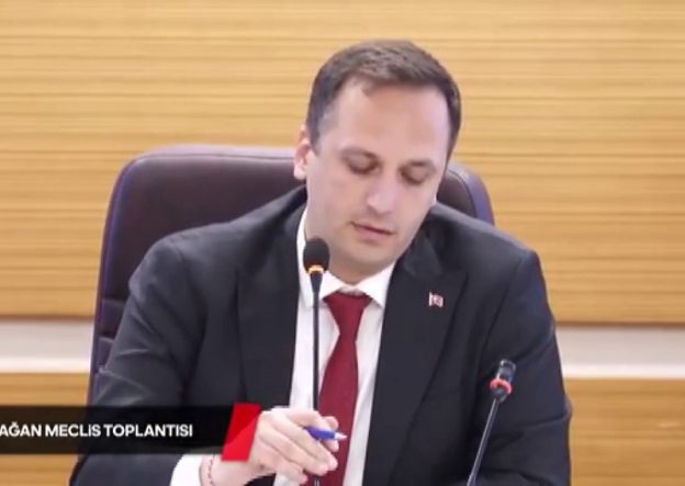 BORNOVA BELEDİYE MECLİSİ'NDE 'SEVGİLİ KONTENJANI' GERGİNLİĞİ BORNOVA BELEDİYESİ MECLİSİNDE 'BANKAMATİK SEVGİLİ' SORULARI KARŞISINDA GERİLEN BELEDİYE BAŞKANI ÖMER EŞKİ OTURUM KAPATTI AK PARTİ GRUP BAŞKANVEKİLİ SAİT TATLI, BAŞKAN EKŞİ'Yİ İSTİFAYA DAVET ETTİ