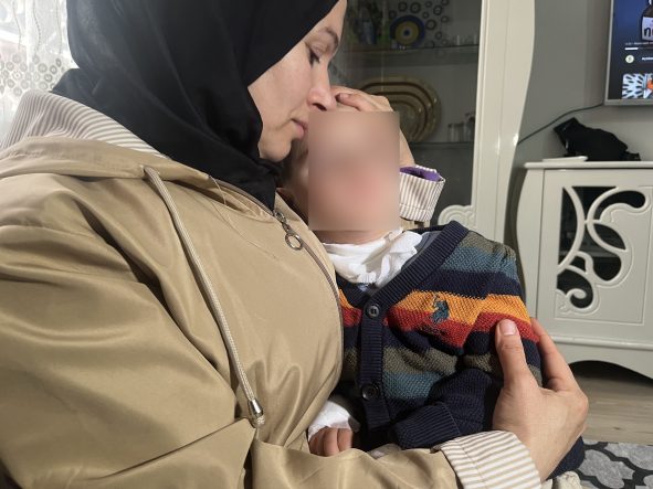PARKTA 2 YAŞINDAKİ EVLADI BOĞAZINDAN BIÇAKLANAN ANNE: "BUGÜN ÇOCUĞUM TOPRAK ALTINDA OLABİLİRDİ" "OĞLUM, 'KARDEŞİM ÖLÜYOR, YETİŞ' DİYE BAĞIRDI"