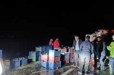 KAZADA ÇEVREYE DAĞILAN ELMALARI KÖY SAKİNLERİ TOPLADI