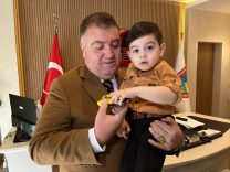İZMİRLİ TAKSİCİLERDEN DMD HASTASI DENİZ EYMEN İÇİN YARDIM SEFERBERLİĞİ