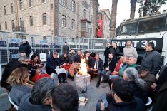 BAŞKAN TUGAY, MESLEK FABRİKASI ÖNÜNDE SABAHLADI GECE BOYUNCA NÖBET TUTAN BAŞKAN TUGAY'DAN KARARLILIK MESAJI: "TEK BAŞIMA DA OLSAM DEVAM EDECEĞİM"