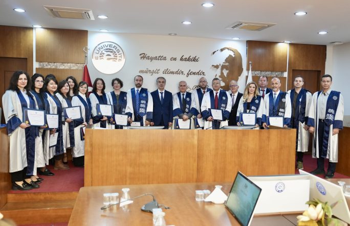 EGE ÜNİVERSİTESİ SENATOSUNDA BAŞARILI AKADEMİSYENLER VE BİRİMLER ÖDÜLLENDİRİLDİ