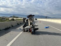 BAYINDIR'DA OTOMOBİLLE ÇARPIŞAN MOTOSİKLETLİ YARALANDI