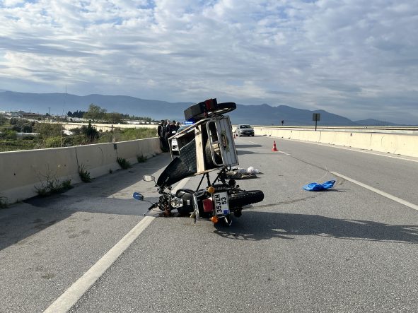 BAYINDIR'DA OTOMOBİLLE ÇARPIŞAN MOTOSİKLETLİ YARALANDI