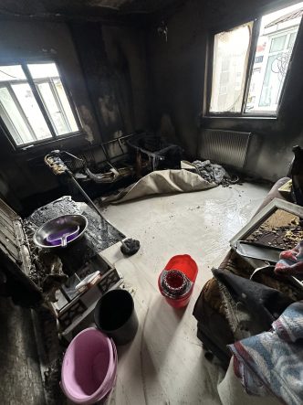 ELEKTRİK KONAĞINDAN ÇIKAN DAİREDEKİ YANGIN SÖNDÜRÜLDÜ