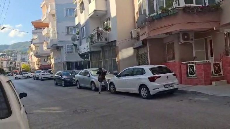 İZMİR'DEKİ POLİS MERKEZİ SALDIRISINDA SANIKLAR HAKİM KARŞISINDA BALÇOVA'DAKİ KARAKOL SALDIRISININ SANIĞI: "TERÖR ÖRGÜTÜNE ÜYE DEĞİLİM ANCAK DEAŞ'I SEVİYORUM"
