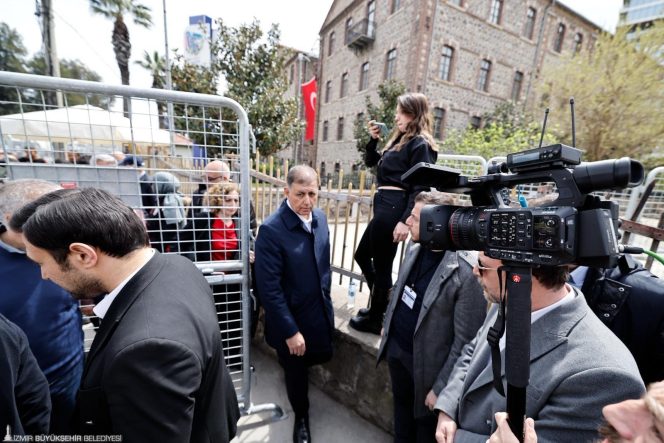 BAŞKAN TUGAY: "MESLEK FABRİKASI İÇİN MÜCADELE SÜRECEK" İZMİR BÜYÜKŞEHİR BELEDİYE BAŞKANI CEMİL TUGAY, BİNADAKİ DEMİRBAŞLAR İÇİN MAHKEME HEYETİ VE BELEDİYE AVUKATLARIYLA BİRLİKTE TESPİT İŞLEMLERİNE KATILDI