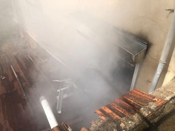 BURDUR'DA YANGINDA MAHSUR KALAN 2 KADINI EKİPLER KURTARDI