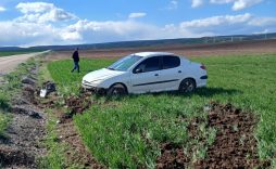 ÇORUM'DA DEVRİLEN OTOMOBİLİN SÜRÜCÜSÜ YARALANDI
