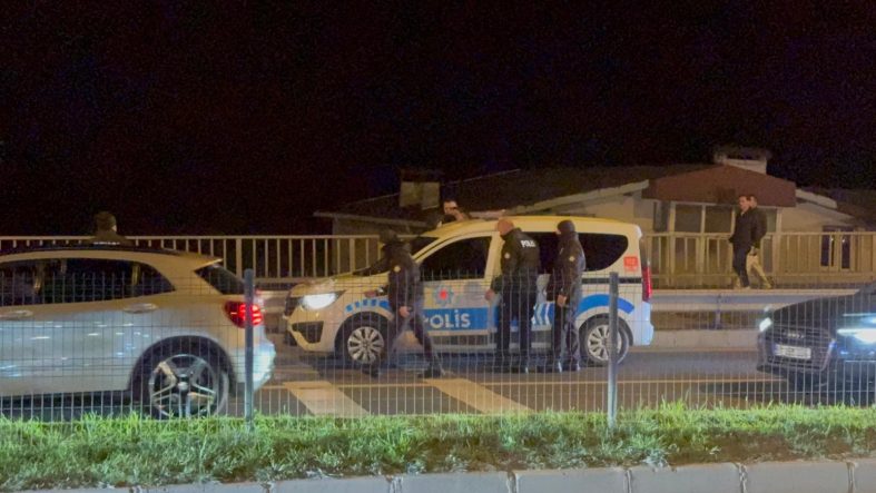 "DUR" İHTARINA UYMAYAN ALKOLLÜ SÜRÜCÜ POLİS ARACINA ÇARPTI: 3 GÖZALTI KOVALAMACA ALAPLI GİRİŞİNDE SONA ERDİ