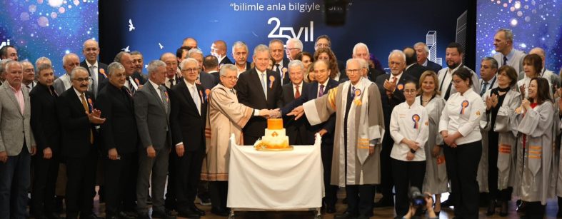 İZMİR EKONOMİ ÜNİVERSİTESİ'NDE 25'İNCİ YILA COŞKULU KUTLAMA