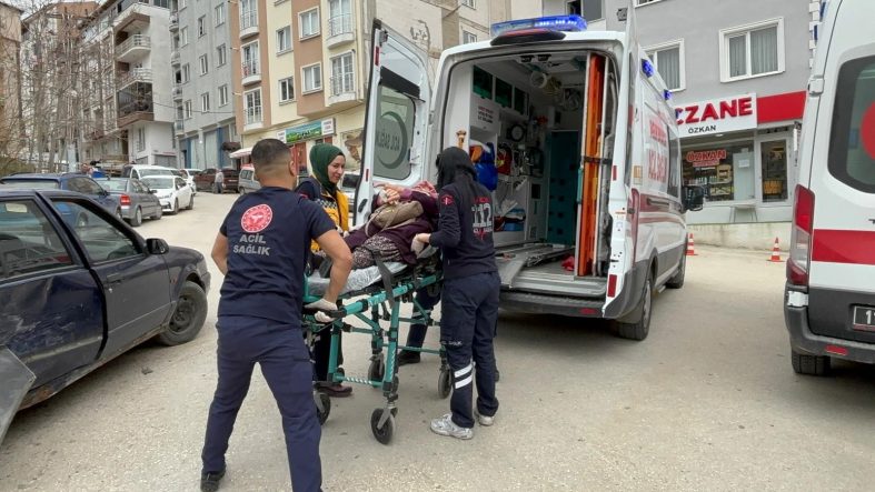 BİLECİK'TE TRAFİK KAZASI, 2 KİŞİ YARALANDI