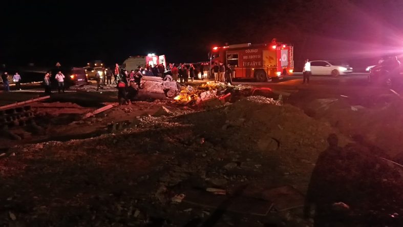 İKİ OTOMOBİL ÇARPIŞTI: 1'İ AĞIR, 2 YARALI