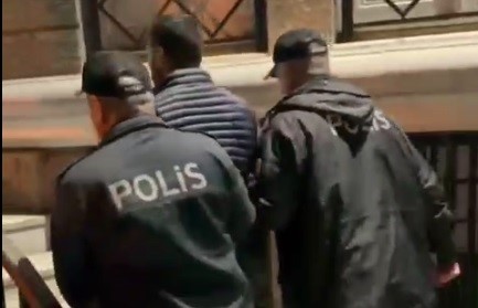 İZMİR'DE 21 YIL HAPİS CEZASIYLA ARANAN HÜKÜMLÜ YAKALANDI