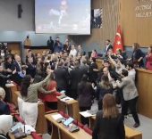 İZMİR BÜYÜKŞEHİR BELEDİYESİ MECLİS TOPLANTISINDA ARBEDE