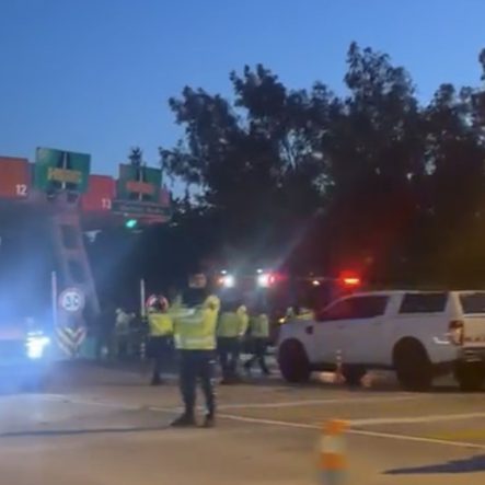 İZMİR'DE KAZA YAPAN ARAÇTA YANGIN ÇIKTI, SÜRÜCÜ HAYATINI KAYBETTİ