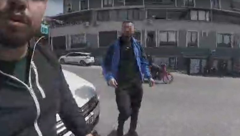 KORNA ÇALDI, DARP EDİLDİ: TRAFİK MAGANDALARI KAMERAYA YANSIDI