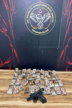 İZMİR'DE SUÇ DELİLLERİNİ GİZLEMEK İÇİN EVİ YAKAN 10 ŞÜPHELİ YAKALANDI SİLAHLI BASKIN İHBARINA GİDEN POLİS, YANAN EVDE BİNLERCE UYUŞTURUCU HAP ELE GEÇİRDİ