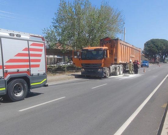 BAYINDIR'DA ATIK TAŞIMA KAMYONU ALEV ALDI