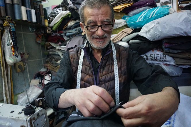 YARIM ASIRLIK EMEKTAR TERZİ HAZIR GİYİME KARŞI ZANAATINI YAŞATIYOR