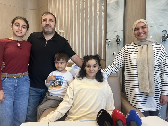 ORGAN BEKLEYEN İZMİRLİ GENÇ KIZ İÇİN NEFES KESEN NAKİL KARACİĞER BAĞIŞI BEKLERKEN MORAL BULMAK İÇİN BABAANNESİNİN YAŞADIĞI KARS'A GİDEN GENÇ KIZ, 12 SAATLİK ZAMANLA YARIŞIN ARDINDAN AMBULANS UÇAKLA GELDİĞİ İZMİR'DE BAŞARILI BİR OPERASYONLA HAYATA TUTUNDU