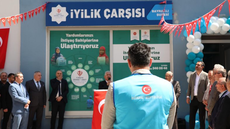 İZMİR'İN İLK 'İYİLİK ÇARŞISI' BAYRAKLI'DA KAPILARINI AÇTI