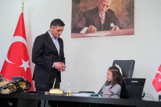 BAŞKAN ACAR 23 NİSAN'DA KOLTUĞUNU DEVRETTİ