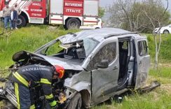 KONTROLDEN ÇIKAN OTOMOBİL TARLAYA GİRDİ; 4 YARALI