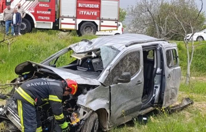 KONTROLDEN ÇIKAN OTOMOBİL TARLAYA GİRDİ; 4 YARALI
