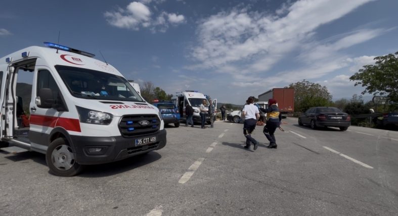 İZMİR'DE OTOMOBİL İLE HAFİF TİCARİ ARAÇ ÇARPIŞTI: 4'Ü ÇOCUK 7 YARALI