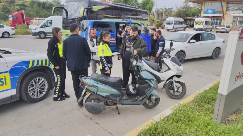 MOTORLU BİSİKLET, MOTOSİKLETE ARKADAN ÇARPTI: 2 SÜRÜCÜ YARALANDI