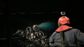 ÇEŞME AÇIKLARINDA 31 DÜZENSİZ GÖÇMEN YAKALANDI