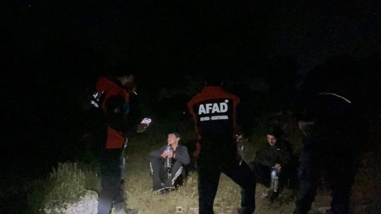 İZMİR'DE DAĞLIK ALANDA MAHSUR KALAN ÇOCUKLAR KURTARILDI