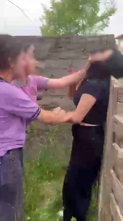 AKRAN ZORBALIĞI CİNSİYET DİNLEMİYOR ÜST SINIFTAKİ KIZLAR BİR OLUP, ALT SINIFTAKİ BİR KIZA EVİRE ÇEVİRE DÖVDÜ ŞİDDET UYGULAMA GÖRÜNTÜLERİNİ KAYDA ALAN KIZLAR, DÖVDÜKLERİ KIZI "ŞİKAYETÇİ OLURSAN DAHA KÖTÜ DÖVERİZ" DİYE TEHDİT ETTİLER