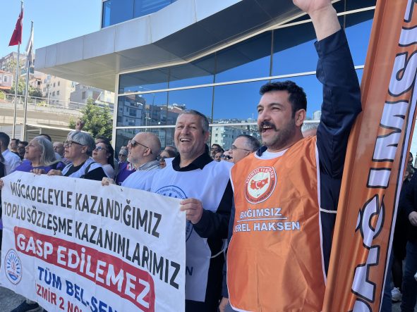 İZMİR BELEDİYELERİNDE MAAŞ KRİZİ: 3 İLÇEDE MEMURLAR İŞ BIRAKMA EYLEMİNDE TİS ÖDEMESİ YARI YARIYA DÜŞÜRÜLEN BAYRAKLI BELEDİYESİ MEMURLARI EYLEMLERİ SÜRDÜRÜYOR