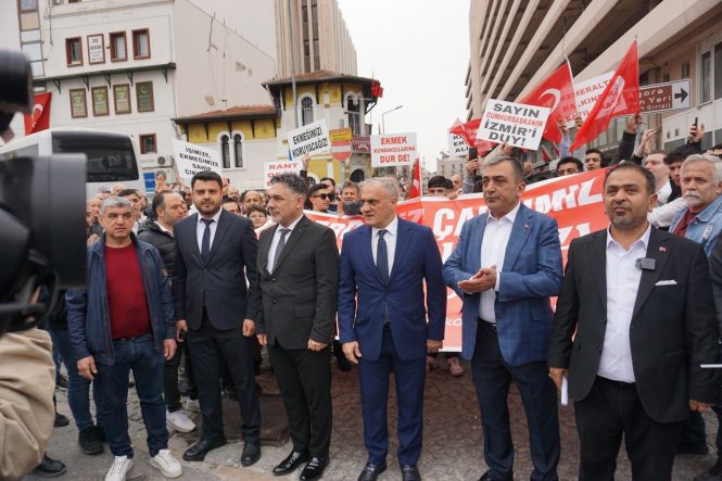 KEMERALTI ESNAFI, OTOPARK SORUNUNA ÇÖZÜM İÇİN KEPENK KAPATIP YÜRÜYÜŞ DÜZENLEDİ