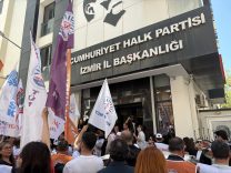 İZMİR'DE BELEDİYE MEMURLARI CHP'NİN KAPISINA DAYANDI BELEDİYE MEMURLARINDAN CHP'YE TEPKİ: "HAK, HUKUK DEDİNİZ, HAKKIMIZI YEDİNİZ"