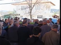 DENETİMLİ SERBESTLİKTEKİ ARKADAŞI TARAFINDAN ÖLDÜRÜLEN GURBETÇİ SON YOLCULUĞUNA UĞURLANDI BİRLİKTE ALKOL ALDIĞI ARKADAŞINI DEMİR ÇUBUKLA DÖVEREK ÖLDÜREN ZANLININ, MAKTULÜN TRAKTÖRÜNE DE ZARAR VERDİKTEN SONRA EVİNE GİTTİĞİ ORTAYA ÇIKTI