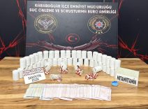İZMİR'DE BİNLERCE UYUŞTURUCU HAP ELE GEÇİRİLDİ