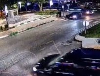 OTOMOBİLİN YAYAYA ÇARPMA ANI GÜVENLİK KAMERASINDA: 1 ÖLÜ YAYA GEÇİDİNDE OTOMOBİLİN ÇARPTIĞI YAŞLI ADAM HAYATINI KAYBETTİ