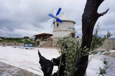 TARİHİ YEL DEĞİRMENİ YENİDEN RÜZGARLA BULUŞTU SEFERİHİSAR'DA RESTORE EDİLİP GELENEKSEL YÖNTEMLERLE UN ÖĞÜTMEYE DEVAM EDEN TARİHİ MAVİ DEĞİRMEN, AYNI ZAMANDA BİR MÜZE OLARAK KÜLTÜREL MİRASI GELECEĞE TAŞIYOR