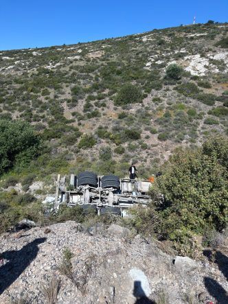 İZMİR'DE KONTROLDEN ÇIKAN BETON MİKSERİ ŞARAMPOLE YUVARLANDI