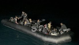 İZMİR'DE 43 DÜZENSİZ GÖÇMEN YAKALANDI