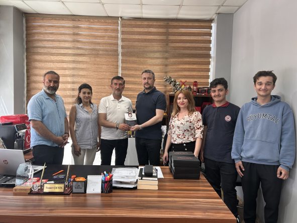 BERGAMA'DA TÜRKÇE İSİMLİ İŞ YERLERİNE TEŞEKKÜR PLAKETİ