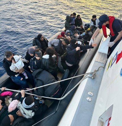 ÇEŞME AÇIKLARINDA LASTİK BOTTA 39 DÜZENSİZ GÖÇMEN YAKALANDI