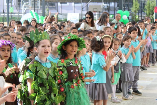 ÖDEMİŞ'TE ÖĞRENCİLERİN 'YEŞİLFEST' HEYECANI: SAĞLIKLI YARINLAR İÇİN BULUŞTULAR