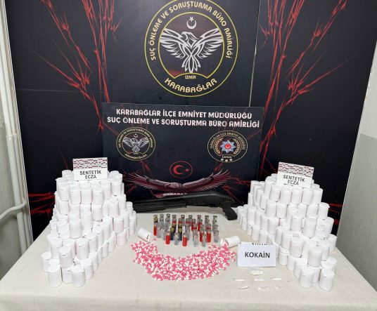 İZMİR'DE UYUŞTURUCU OPERASYONU: 24 BİN HAP ELE GEÇİRİLDİ