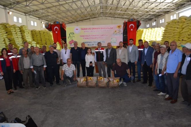 AYDIN'DA 9 BİN KİLONUN ÜZERİNDE AYÇİÇEĞİ TOHUMU ÜRETİCİYE DAĞITILDI