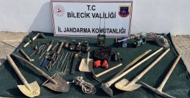 BİLECİK'TE KAÇAK KAZI YAPAN 5 KİŞİ SUÇÜSTÜ YAKALANDI